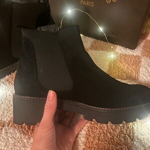 Helene Rouge Paris suede Chelsea bootie 💚❤️ SIZE 9-9.5